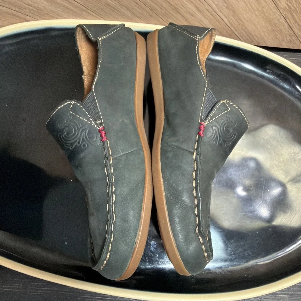 OluKai Shoes Womens Size 6.5 Black Leather Moccasin Flats Slip On Comfort Casual